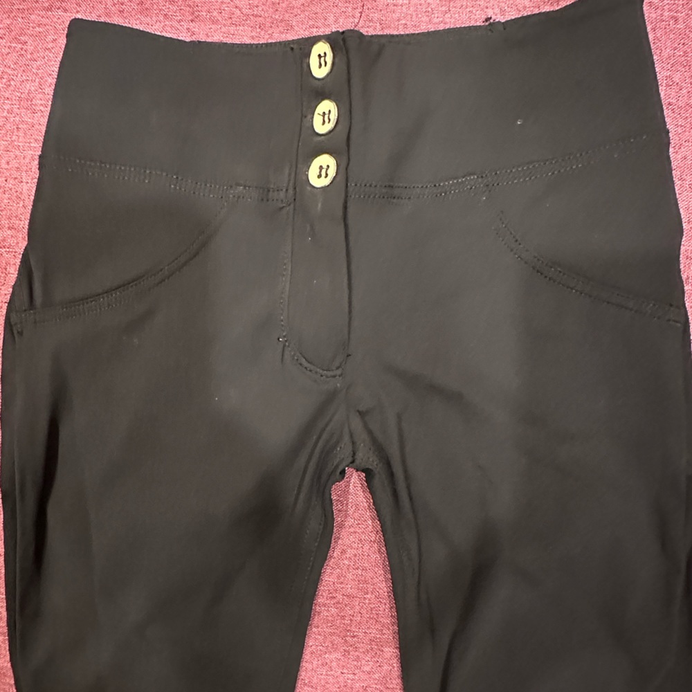 Freddy’s - Black feather light low rise pant.